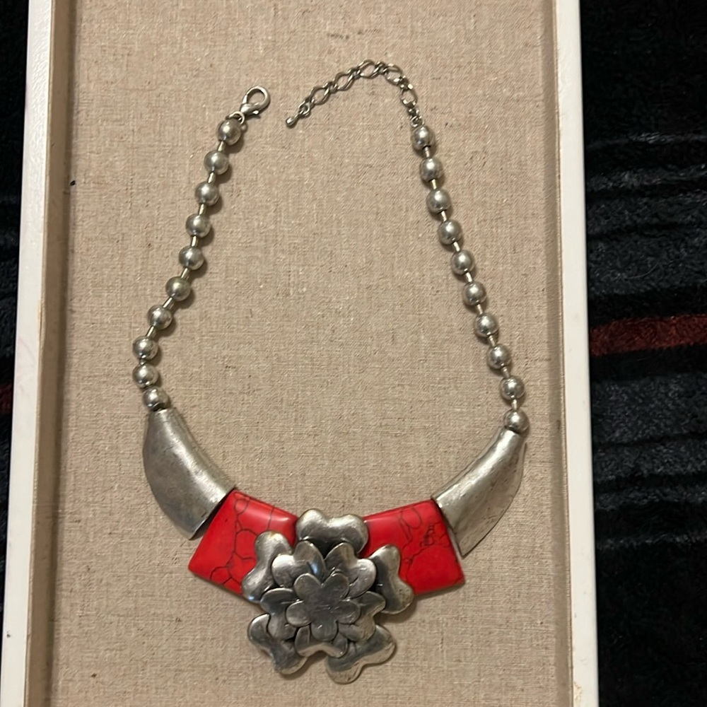 Beautiful chunky silver tone necklace with coral like stones . Barely worn